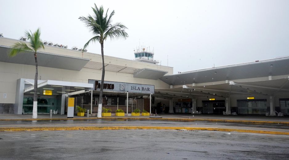 El cierre de la terminal aérea se prolongará debido al lento desplazamiento del huracán “Simón”. EFE/A. Montero.