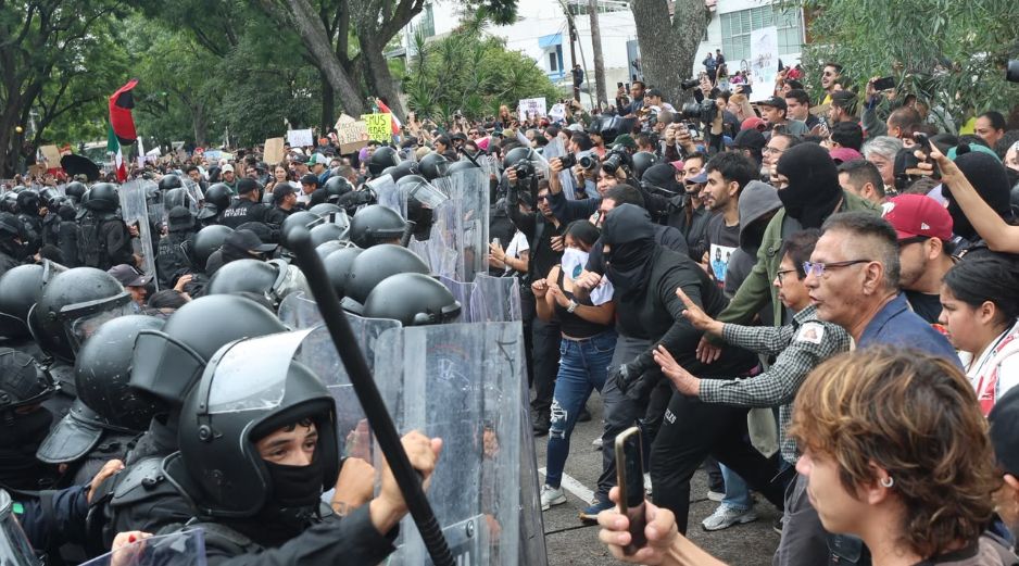 Manifestantes elaboraron una lista de 23 personas que reportan como detenidas o no localizadas tras los enfrentamientos en Casa Jalisco. EL INFORMADOR/A. NAVARRO.