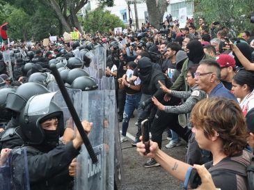 Manifestantes elaboraron una lista de 23 personas que reportan como detenidas o no localizadas tras los enfrentamientos en Casa Jalisco. EL INFORMADOR/A. NAVARRO.