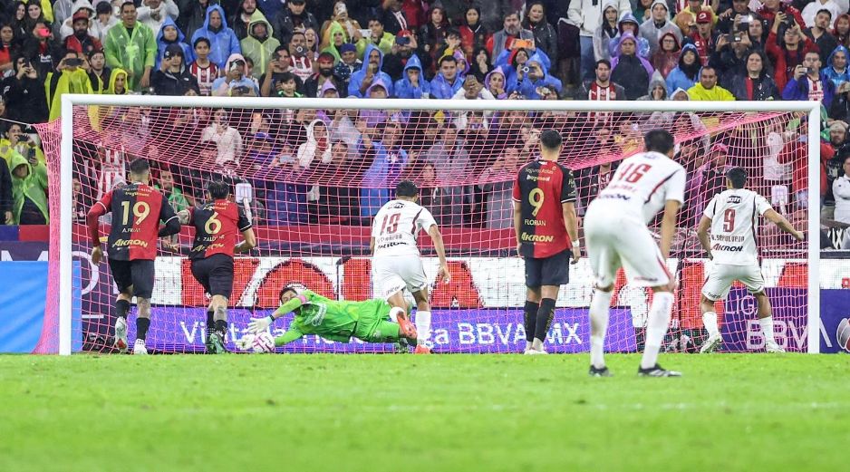 Camilo Vargas llegó a 21 penales atajados en la Liga MX y se encuentra a tres de alcanzar el récord histórico. EL INFORMADOR/A. NAVARRO.