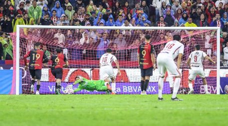 Camilo Vargas llegó a 21 penales atajados en la Liga MX y se encuentra a tres de alcanzar el récord histórico. EL INFORMADOR/A. NAVARRO.