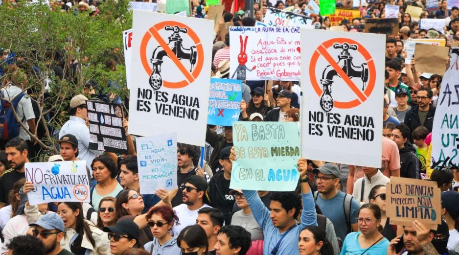 Madres de familia denuncian afectaciones a su salud y gastos adicionales por la crisis del agua en Guadalajara. EL INFORMADOR/J. ACOSTA.
