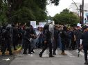 La protesta por la calidad del agua en Guadalajara derivó en enfrentamientos entre manifestantes y policías antimotines frente a Casa Jalisco. EL INFORMADOR/J. ACOSTA.