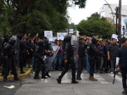 La protesta por la calidad del agua en Guadalajara derivó en enfrentamientos entre manifestantes y policías antimotines frente a Casa Jalisco. EL INFORMADOR/J. ACOSTA.