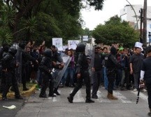 La protesta por la calidad del agua en Guadalajara derivó en enfrentamientos entre manifestantes y policías antimotines frente a Casa Jalisco. EL INFORMADOR/J. ACOSTA.