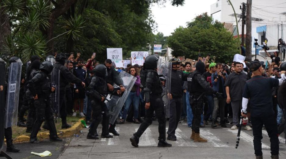 La protesta por la calidad del agua en Guadalajara derivó en enfrentamientos entre manifestantes y policías antimotines frente a Casa Jalisco. EL INFORMADOR/J. ACOSTA.