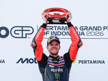 Aprilia dominó el podio en Mandalika con la victoria de Bezzecchi y el tercer lugar de Martín. EFE.