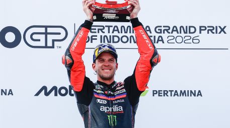Aprilia dominó el podio en Mandalika con la victoria de Bezzecchi y el tercer lugar de Martín. EFE.
