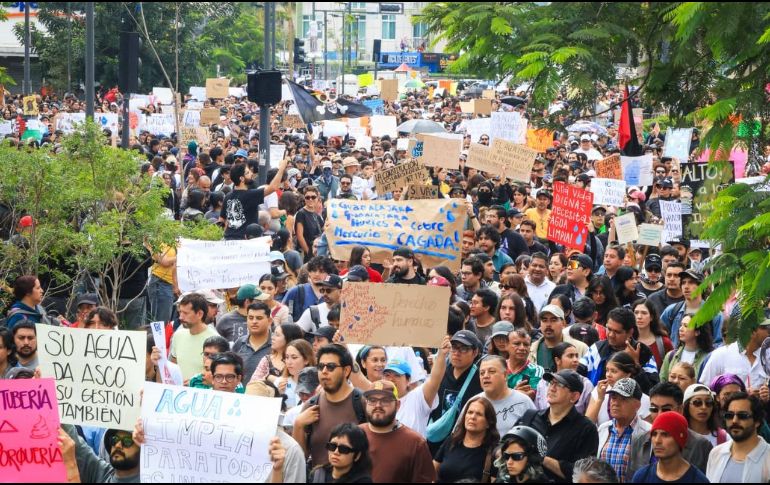 Estudiantes denuncian las dificultades económicas y cotidianas que enfrentan por la mala calidad y el desabasto de agua en el AMG. EL INFORMADOR/J. ACOSTA.