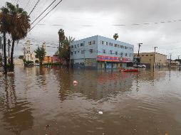 Autoridades mantienen operativos de búsqueda de personas desaparecidas y atienden los daños ocasionados por la tormenta tropical. EFE.
