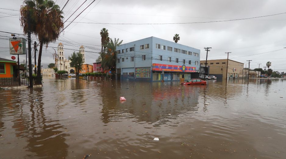 Autoridades mantienen operativos de búsqueda de personas desaparecidas y atienden los daños ocasionados por la tormenta tropical. EFE.