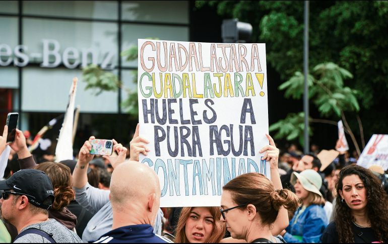 Los asistentes reclamaron que el agua suministrada por el SIAPA no reúne las condiciones que consideran adecuadas. EL INFORMADOR/ J. Acosta