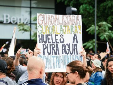 Los asistentes reclamaron que el agua suministrada por el SIAPA no reúne las condiciones que consideran adecuadas. EL INFORMADOR/ J. Acosta
