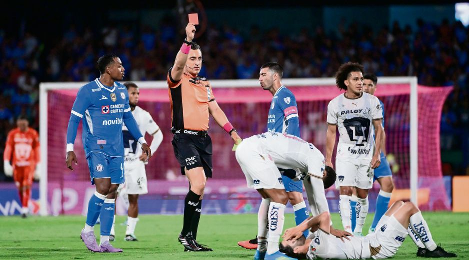 César “Chino” Huerta anotó el segundo gol, pero su expulsión al minuto 36 dejó a Pumas en inferioridad numérica. IMAGO7