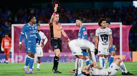 César “Chino” Huerta anotó el segundo gol, pero su expulsión al minuto 36 dejó a Pumas en inferioridad numérica. IMAGO7