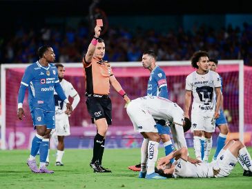 César “Chino” Huerta anotó el segundo gol, pero su expulsión al minuto 36 dejó a Pumas en inferioridad numérica. IMAGO7