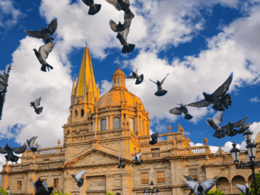 La probabilidad de precipitaciones en la capital jalisciense y sus municipios aledaños, como Zapopan y Tlaquepaque, se mantiene latente. ESPECIAL / CANVA