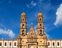 Quienes asistan a la tradicional Romería de la Virgen de Zapopan deberán estar preparados para un ambiente húmedo y fresco al amanecer. ESPECIAL / CANVA