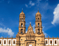 Quienes asistan a la tradicional Romería de la Virgen de Zapopan deberán estar preparados para un ambiente húmedo y fresco al amanecer. ESPECIAL / CANVA