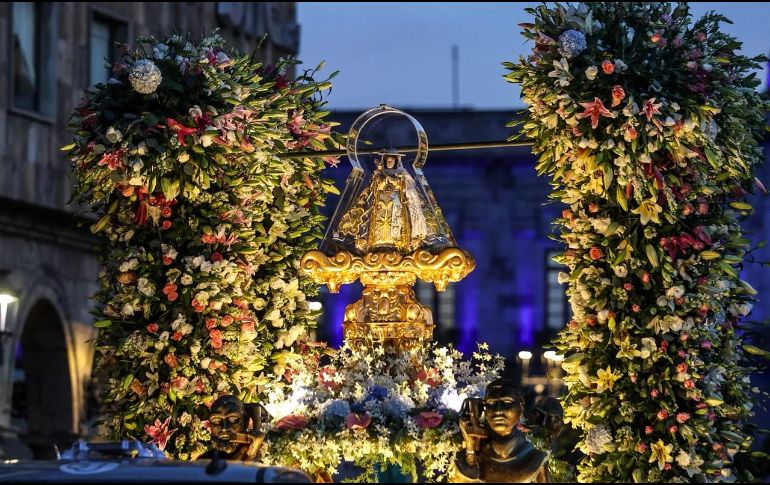 Entre arreglos florales, un riguroso resguardo de honor y las primeras luces del día, La Generala inicia su tradicional Romería 2026 acompañada por la devoción de miles de fieles que la aguardan en las calles. EL INFORMADOR / A. Navarro