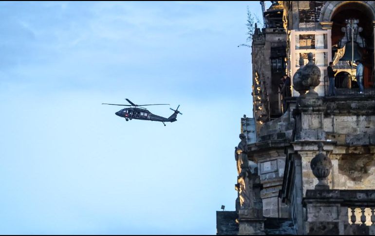 Desde las alturas y a pie de calle, un despliegue de seguridad custodia el trayecto de los miles de romeros que se suman a esta masiva manifestación de fe. EL INFORMADOR / A. Navarro