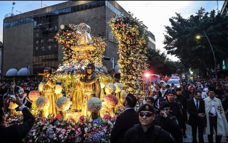 Como un altar itinerante de luz y flores, el carruaje de La Virgen de Zapopan avanza flanqueado por su guardia de honor, autoridades y órdenes eclesiásticas. Las esculturas franciscanas en su base recuerdan los siglos de historia y devoción que sostienen esta tradición, declarada por la Unesco como Patrimonio Cultural Inmaterial de la Humanidad. EL INFORMADOR / A. Navarro