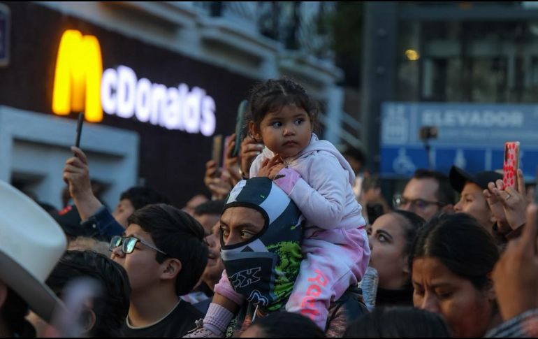 Sobre los hombros que la sostienen y la guían, una niña contempla el paso de La Generala. Es la fe que se hereda de generación en generación, el fervor de un pueblo que enseña a los más jóvenes a mirar con devoción una tradición que este año celebra su edición 292. EL INFORMADOR / A. Navarro