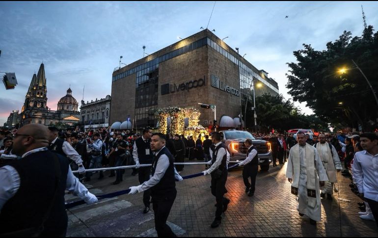 Con la Catedral y sus icónicas torres como testigo al fondo, la procesión deja atrás el primer cuadro de Guadalajara. La peregrinación toma ritmo sobre las avenidas principales, diciendo el adiós temporal para emprender los más de 9 kilómetros hacia su santuario. EL INFORMADOR / A. Navarro