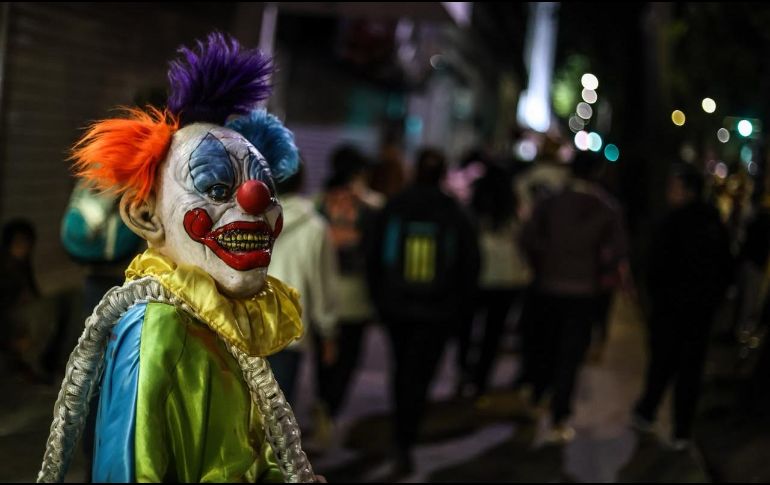La Romería no solo es devoción solemne, es también una fiesta viva donde conviven la tradición, la cultura popular y las expresiones más diversas de la ciudad. Entre danzantes, peregrinos y familias, personajes caracterizados acompañan el caminar de la multitud, llenando de color las calles a su paso. EL INFORMADOR / A. Navarro
