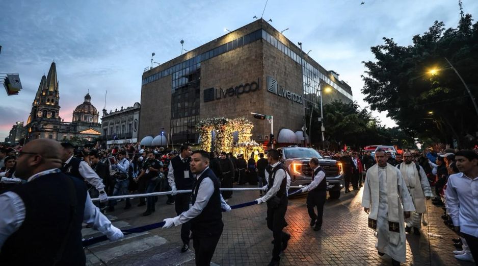 Distintas familias y generaciones unidas en una tradición: acompañar el camino de la Virgen de Zapopan de regreso a la Basílica. EL INFORMADOR / A. Navarro