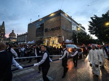 Distintas familias y generaciones unidas en una tradición: acompañar el camino de la Virgen de Zapopan de regreso a la Basílica. EL INFORMADOR / A. Navarro