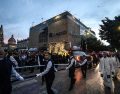 Distintas familias y generaciones unidas en una tradición: acompañar el camino de la Virgen de Zapopan de regreso a la Basílica. EL INFORMADOR / A. Navarro