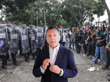 El gobernador calificó como un día difícil la jornada de protestas por el suministro de agua en Jalisco, donde cerca de 10 mil personas se movilizaron pacíficamente antes de que se registraran actos de violencia. EL INFORMADOR / A. Navarro / ESPECIAL / Pablo Lemus