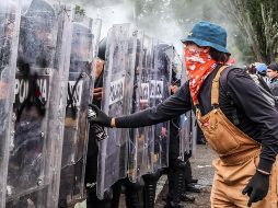 La manifestación por agua limpia terminó en enfrentamientos entre policías antimotines y participantes que buscaban llegar a la residencia oficial. EL INFORMADOR/A. Navarro