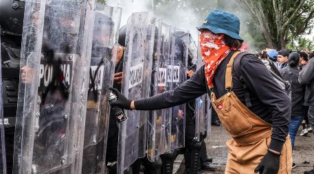 La manifestación por agua limpia terminó en enfrentamientos entre policías antimotines y participantes que buscaban llegar a la residencia oficial. EL INFORMADOR/A. Navarro