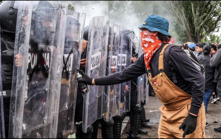 La manifestación por agua limpia terminó en enfrentamientos entre policías antimotines y participantes que buscaban llegar a la residencia oficial. EL INFORMADOR/A. Navarro