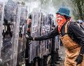 La manifestación por agua limpia terminó en enfrentamientos entre policías antimotines y participantes que buscaban llegar a la residencia oficial. EL INFORMADOR/A. Navarro