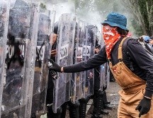 La manifestación por agua limpia terminó en enfrentamientos entre policías antimotines y participantes que buscaban llegar a la residencia oficial. EL INFORMADOR/A. Navarro