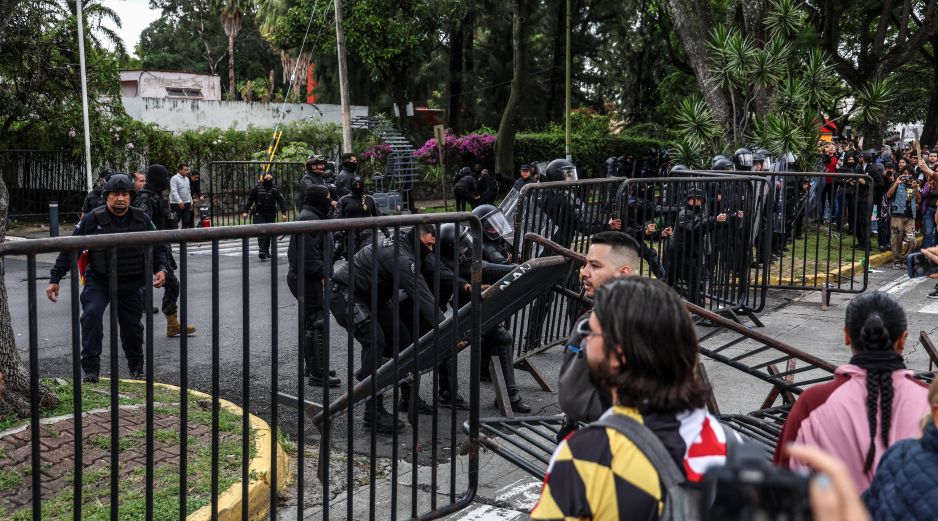 La Fiscalía de Jalisco informó que de las 39 personas detenidas por los disturbios registrados durante la manifestación por el agua realizada afuera de Casa Jalisco ya fueron liberadas 12. EL INFORMADOR/ A. Navarro