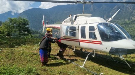 En esta imagen proporcionada por el Ejercito nepalí, residentes afectados por la inundación en el río Budhi Gandaki, en el centro norte de Nepal, son evacuados en helicóptero el domingo 11 de octubre de 2026. AP/ IMAGEN PUBLICADA POR EL EJÉRCITO DE NEPAL
