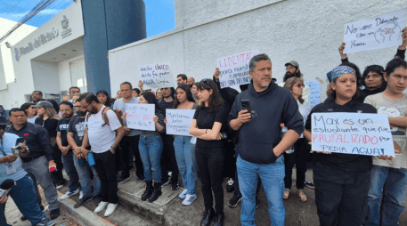 Denisse Montiel (CEPAD) denunció uso excesivo de la fuerza por parte de la Policía del Estado, afectando a entre 500 y mil personas mediante el uso de gas lacrimógeno, balas de goma y agresiones directas. M. Hernández/EL INFORMADOR