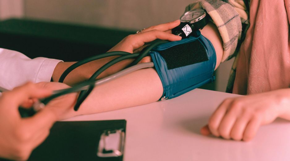 Uno de los asuntos que más preocupa a la comunidad médica es que cada vez se presentan más casos en personas jóvenes, incluso en adolescentes. PEXELS / Thirdman