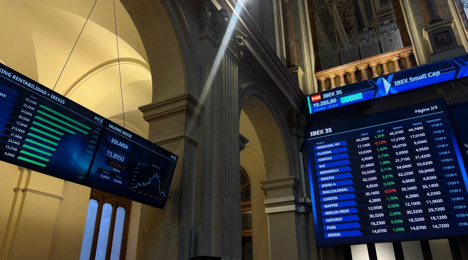 En el plano corporativo, el sector tecnológico fue el más afectado de la jornada, con Micron liderando las pérdidas empresariales. EFE/A. Tejido