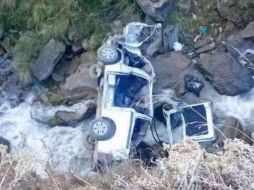Imágenes de medios locales mostraron al auto totalmente destrozado en el fondo del precipicio. ESPECIAL