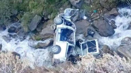 Imágenes de medios locales mostraron al auto totalmente destrozado en el fondo del precipicio. ESPECIAL