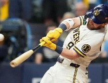 Milwaukee aprovechó los errores de Los Ángeles para ampliar su ventaja en la Serie de Campeonato de la Liga Nacional. AFP.