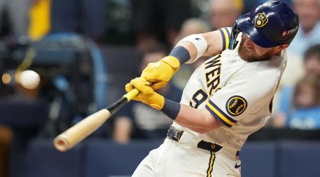 Milwaukee aprovechó los errores de Los Ángeles para ampliar su ventaja en la Serie de Campeonato de la Liga Nacional. AFP.
