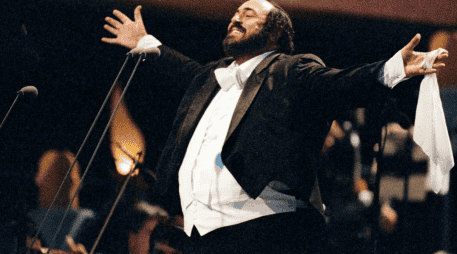 Más allá de su prodigiosa voz, el legado cultural de Pavarotti se cimentó a través de su capacidad para unir la música con causas humanitarias. ESPECIAL
