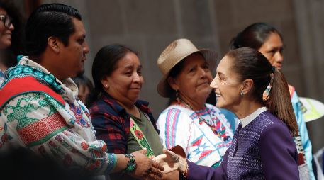 Durante el Día de la Resistencia Indígena, Claudia Sheinbaum pausó la entrega de la nueva ley de derechos indígenas al Congreso para dar más tiempo de análisis a las comunidades. EFE/S. Gutiérrez