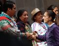 Durante el Día de la Resistencia Indígena, Claudia Sheinbaum pausó la entrega de la nueva ley de derechos indígenas al Congreso para dar más tiempo de análisis a las comunidades. EFE/S. Gutiérrez